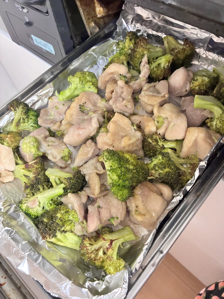 fujitamako's tweet photo. 晩酌🍶同僚に頂いた笹かまを添えて。
食べ物を分け与え味を共有するコミュニケーションが私は好きだ
（イマイチだったからなんて言おうか迷ってます…😂） https://t.co/kVOrJUL9yj