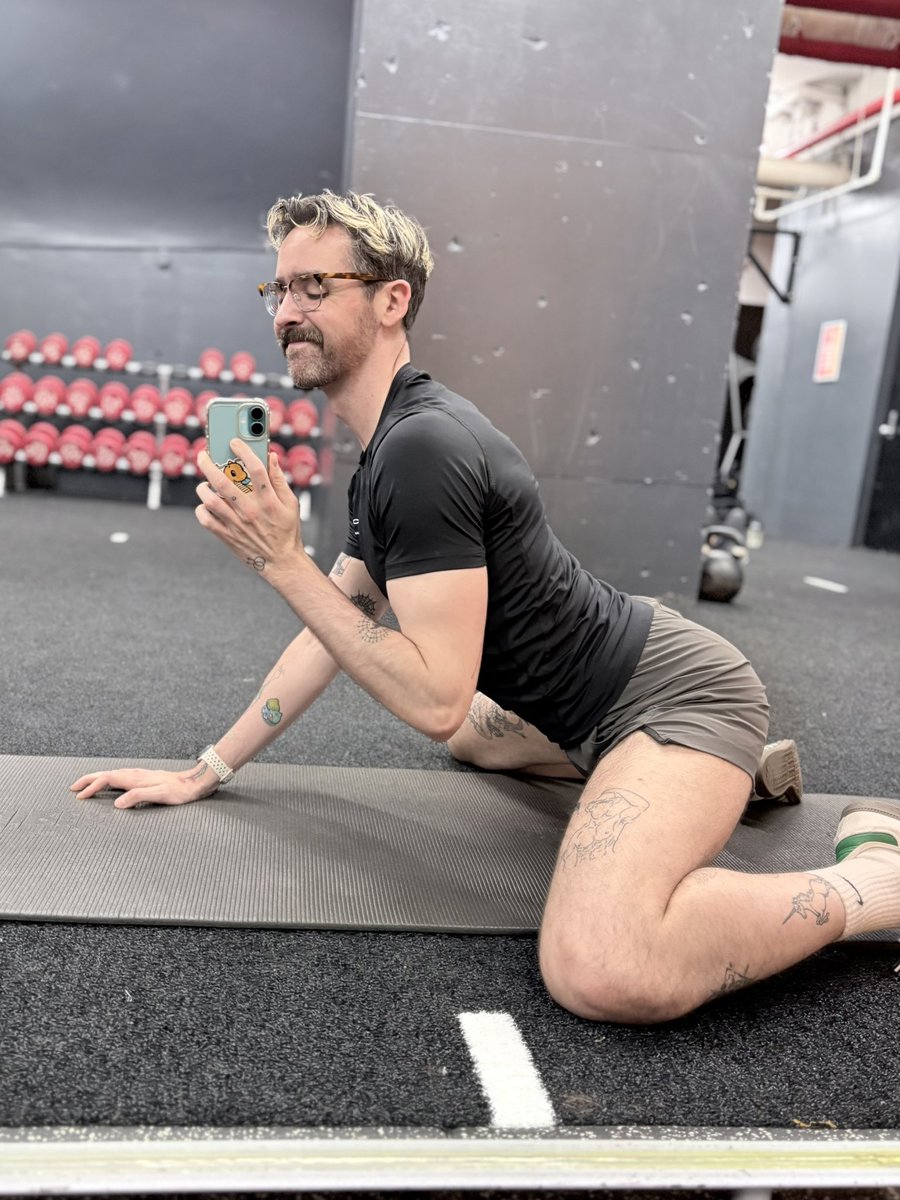 anfernyscott's tweet photo. Friday morning streeeeetch https://t.co/XQSKf4utsS