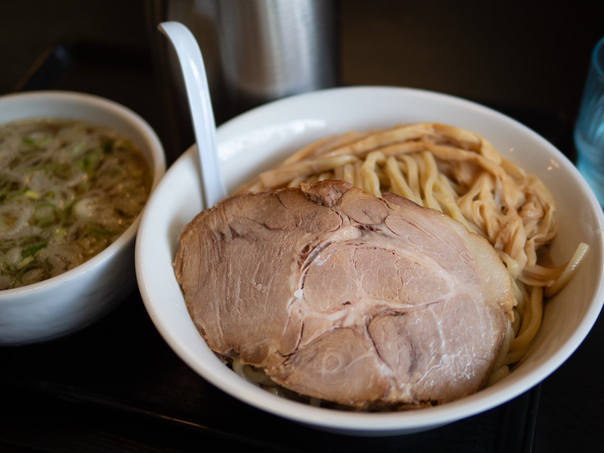Purute2's tweet photo. 山形東根の二代目高橋商店

ラーメン王国山形の底の知れなさを理解させられる一杯

ラーメンとつけ麺、どっちもうまいが、個人的には麺の旨さをより実感できるつけ麺がレベち https://t.co/EdWaKqYM6J