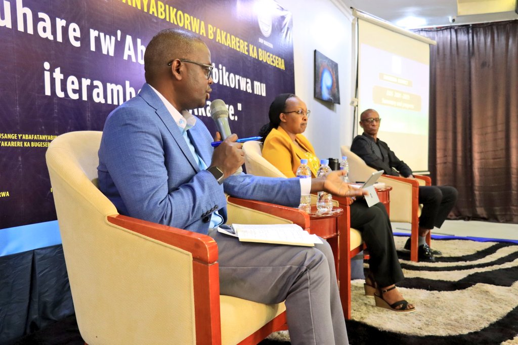 BugeseraDistr's tweet photo. Kuri uyu wa Gatanu, mu Karere hateraniye Inama y'Inteko Rusange y'abafatanyabikorwa b'Akarere @JADFBugesera,ifite insanganyamatsiko igira iti:"Uruhare rw'abafatanyabikorwa mu Iterambere ry'Akarere."
Yitabiriwe na Visi Meya @umwalia9 &amp;  Perezida wa #JADF_Bugesera Murenzi Emmanuel. https://t.co/qfV1gp0pzh