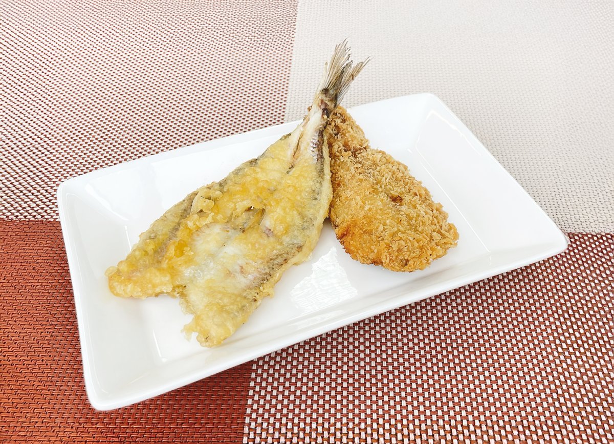 plathoncho's tweet photo. 【ほんちょうさんぽ】
今日は堀川鮮魚さんへ🐟
人気の「銀ダラ弁当」をお持ち帰り！
脂ののった銀ダラは口の中でほどけて、ご飯が止まらない…！
さらに、ギス天とアジフライも追加購入
サクサクふわふわの仕上がりで、さすが魚屋さんのおいしさ！
店員さんも温かくて、また行きたくなるお店でした😊 https://t.co/UrWndxeFrP