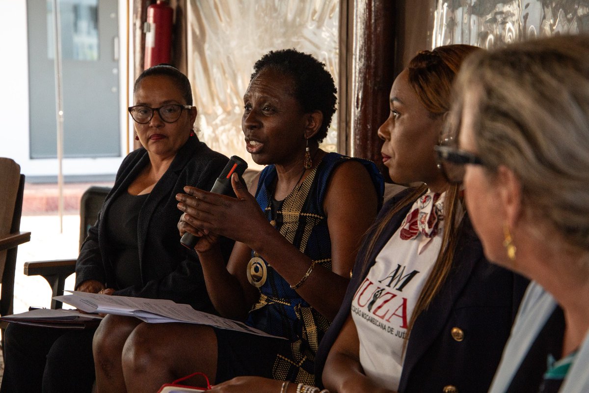 EmbEspMaputo's tweet photo. Promover a #IgualdadeDeGénero exige acção coletiva.

#EmbaixadoraPorUmDia, Gizela Chimoio, participou numa mesa-redonda com #mulheresnajustiça e OSC.

Isto reafirma a importância de ouvir quem impulsiona a mudança pela autonomização das mulheres e direitos das raparigas em🇲🇿. https://t.co/fXSspeoAxu