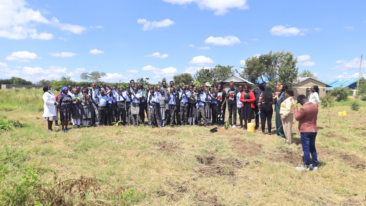 GitiriHon's tweet photo. A successful day at Kwamboo comprehensive school, with Senetor Gitiri Kamau Agnes.
#worldenviromentday
#unlockingpotential
#machakoscounty
#Kwamboo
#mbelepamoja https://t.co/qpsQPyaphu