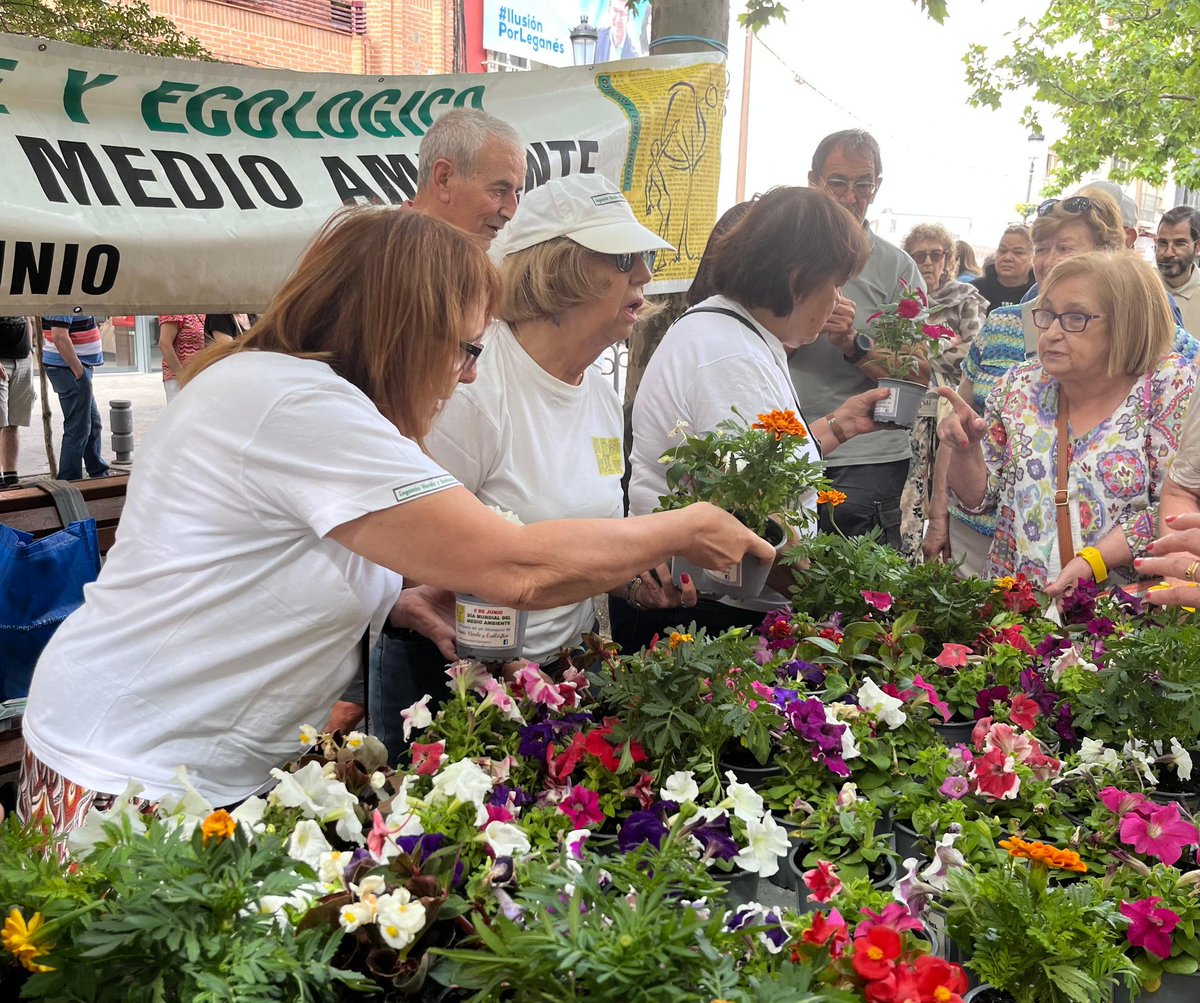MercedesULEG's tweet photo. Hoy he acompañado a la Asociación Verde y Ecológico en su tradicional reparto de plantas en el día del Medio Ambiente con el mismo éxito de siempre. Gracias por el cariño y el esfuerzo. https://t.co/tDofIC8hY6