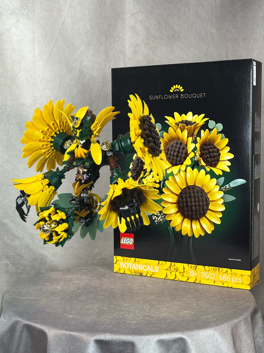Scat_Orange's tweet photo. という訳で新作完成しました
LEGO 11502 Sunflower Bouquetの向日葵6本を全部ほぼそのまま使った作品となっています

このサイズだけあって肩も前腕も超重いので今回はスタチューです https://t.co/o1wIMmMnHd