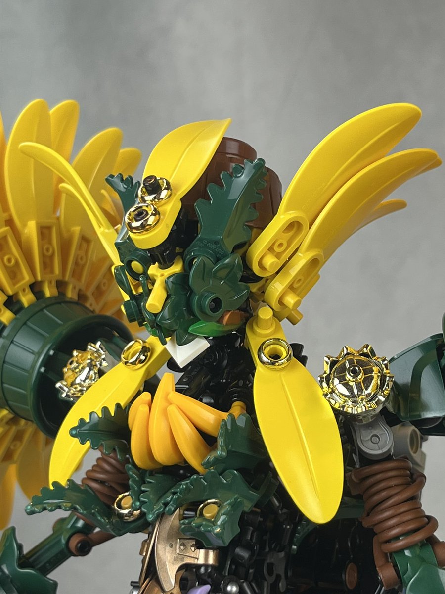 Scat_Orange's tweet photo. という訳で新作完成しました
LEGO 11502 Sunflower Bouquetの向日葵6本を全部ほぼそのまま使った作品となっています

このサイズだけあって肩も前腕も超重いので今回はスタチューです https://t.co/o1wIMmMnHd