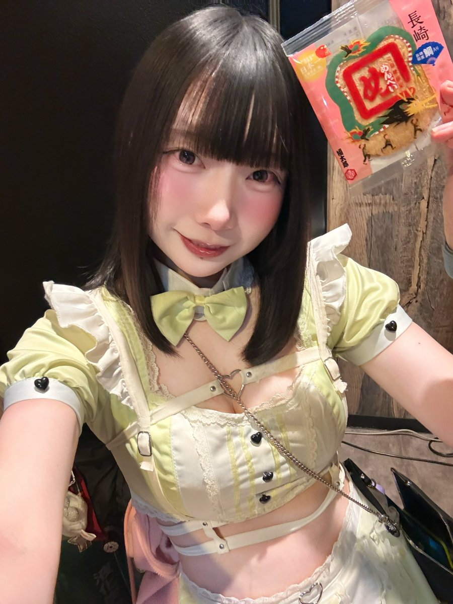 mui_elf's tweet photo. ｲﾏｽ❣️ちま氏からめんべいもらった〜💖
昨日はむいの好きな🍾だったり🎡だったりありがとうでした❣️家帰って爆睡でしたん❣️近々ALTあげる！！

#いいね返し #1mmでもいいなと思ったらいいね #コンカフェ  #コンカフェ営業 https://t.co/WVTkH9WHdq