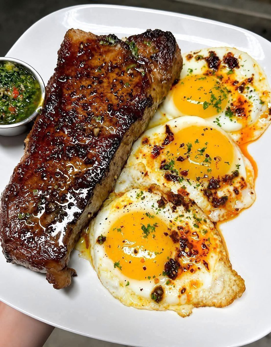 eatinerni's tweet photo. What goes with steak and eggs? 🍳 🥩 https://t.co/CWNsxvRZmV