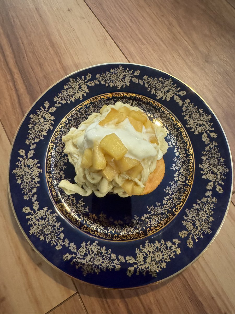koki0908's tweet photo. 今週のお花と新作スイーツ🍨

アイス溶けて崩れちゃったけど食べてらんないからこのまま撮って載せましたwww

リッツクラッカーの上に
さつまいもクリームと
焼きリンゴを乗っけた美味いやつ

です！笑

ご注文時はさつまいもクリームのやつって言ってくれたら伝わります🤣 https://t.co/xfXxLalYxe