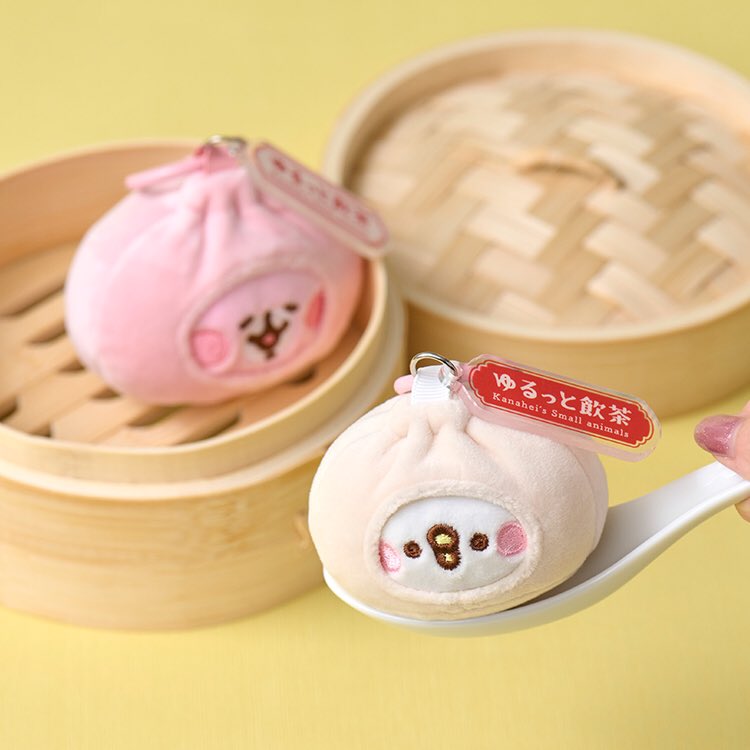 yurutto_store's tweet photo. 肉まんの点心モチーフ雑貨に、ごはんにぴったりな食器類まで、ピスケとうさぎのゆるっとした魅力をぎゅっと詰め込んだ #ゆるっと飲茶 アイテムが登場✨

肉まんに大変身したピスケとうさぎのマスコット☁️
ほかほか湯気が見えてきそうな、やさしい癒し感に思わずほっこり☺️

https://t.co/sg82Zj1kRX https://t.co/dzjpvPFDHY