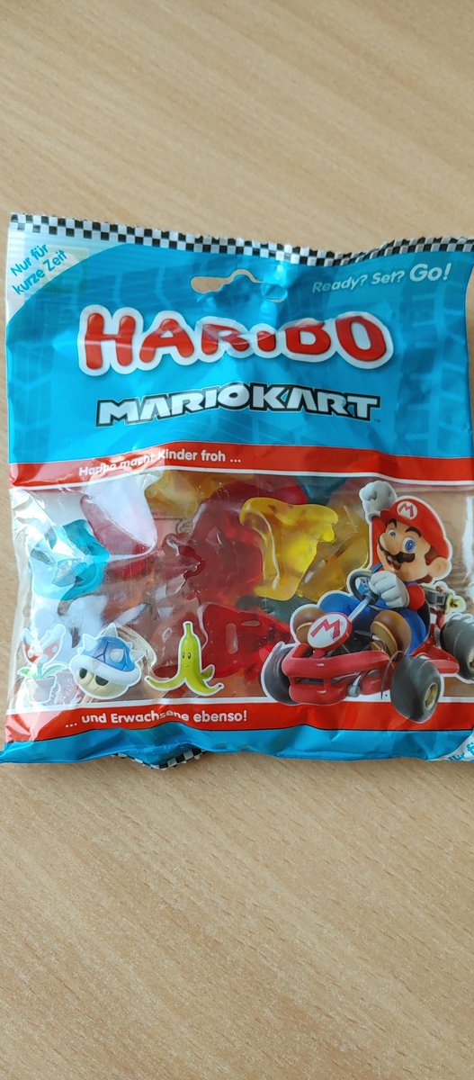 iskariotes's tweet photo. #SuperMario gumicukorka. A banán nem banán izű😕
#Mariokart
#geekfood https://t.co/CP78RB3yFo