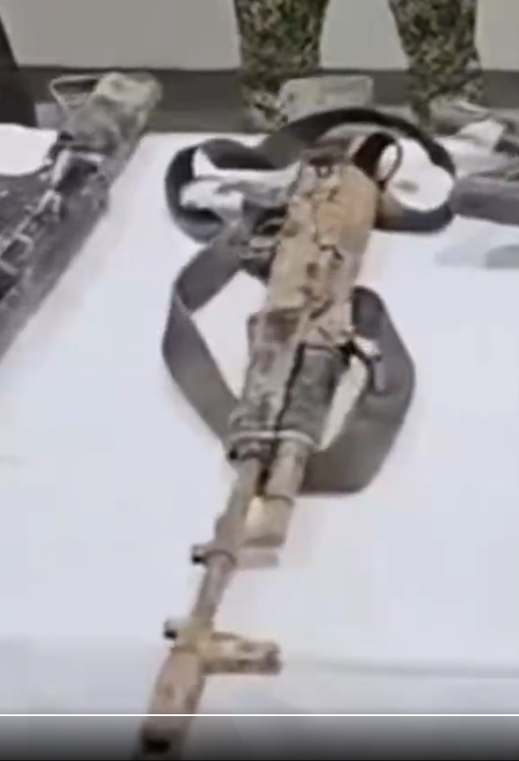 LatamSmallArms's tweet photo. #Colombia 🇨🇴 Armamento incautado en operaciones contra las disidencias FARC bajo el comando de Ivan Mordisco.

Entre el armamento incautado destacan un Tavor X95 del mercado civil norteamericano #USA 🇺🇸, y un posible AK-103 del las FANB #Venezuela 🇻🇪

https://t.co/j0LpSE6Fzd https://t.co/C5bgPVSVjY