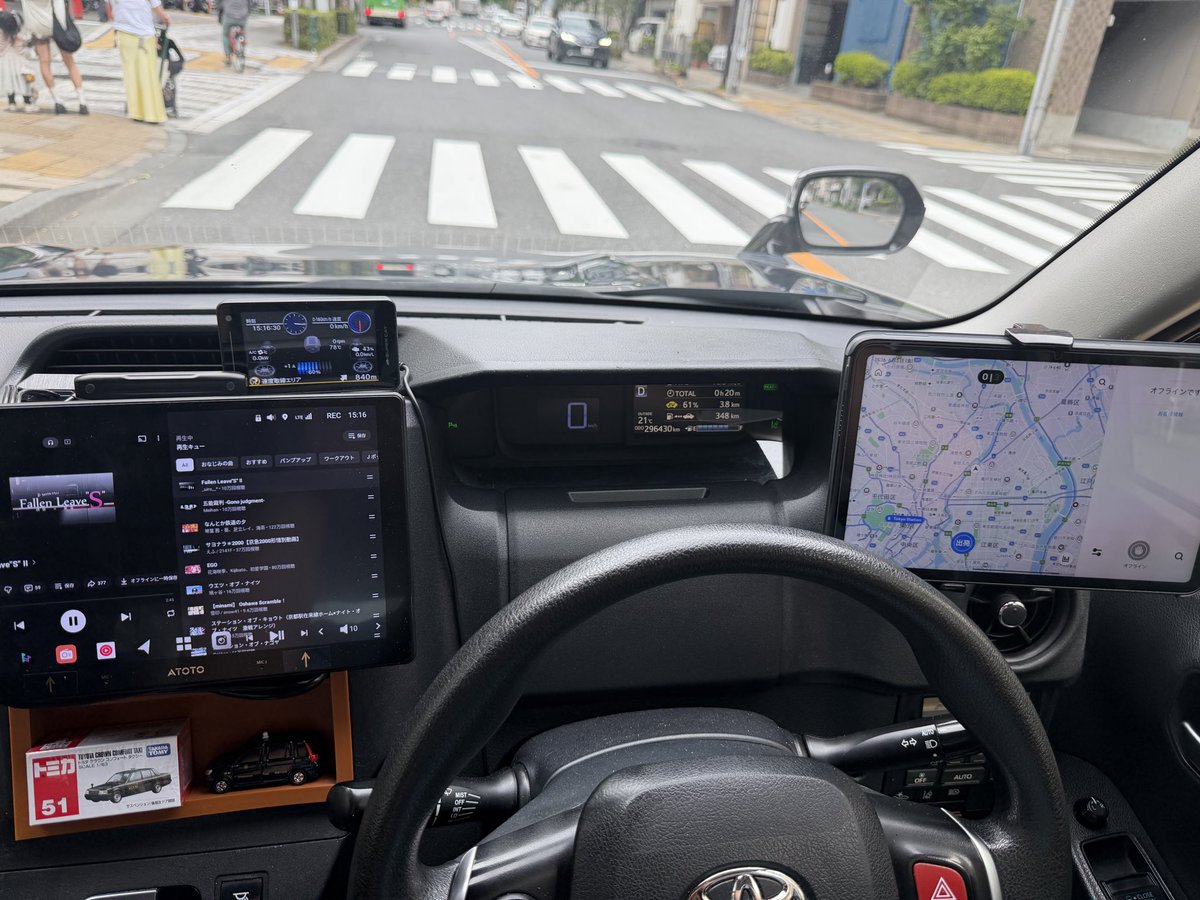 ubundroid's tweet photo. 弊自家用ジャパンタクシーの運転席、ほぼ完成系に。メーターつければもうタクシーです。 https://t.co/pz7W3bXdwR
