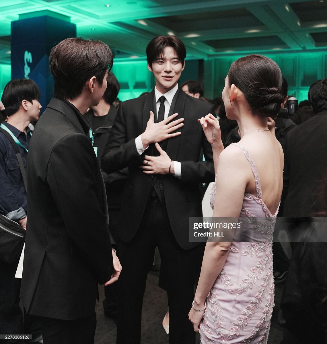 le2jh_vicky's tweet photo. 260527 gettyimages (Credit by HLL) 4️⃣
Celebrity Sighting at 62nd Baeksang Arts Awards with Gucci 

https://t.co/hdRXBTEwGT

260508 #이준호 #LEEJUNHO
#백상예술대상 #BaeksangAwards
#62회백상예술대상
#신현빈 #문상민 https://t.co/sKALcZ5g5O