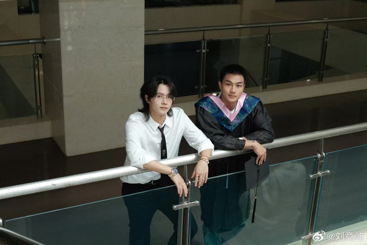 macherevenus's tweet photo. Liu Jingyu shares his graduation photos with Xiong Yiwen 🎓

Coming soon CBL "A Winter Sun Wakes the Wind in Spring Hills' Dream" https://t.co/4fFLPkjmMB