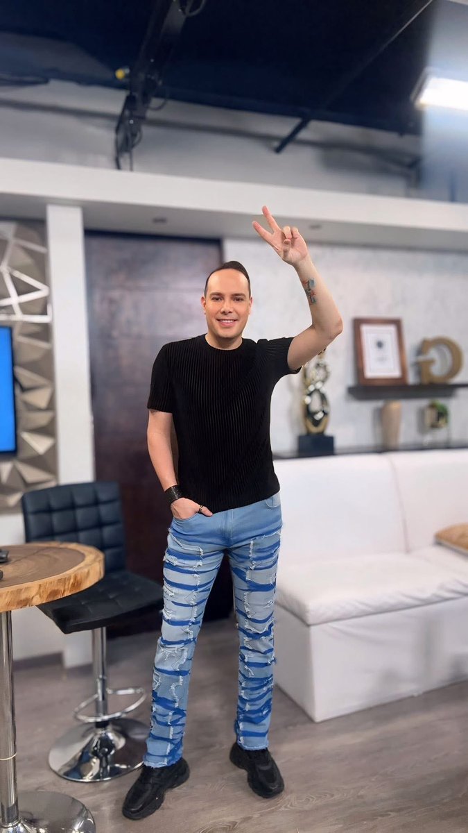 tonyreytv's tweet photo. Los pantalones de #temu  sin salen chidos #Reynosa #Televisa https://t.co/8VwXhd08lL