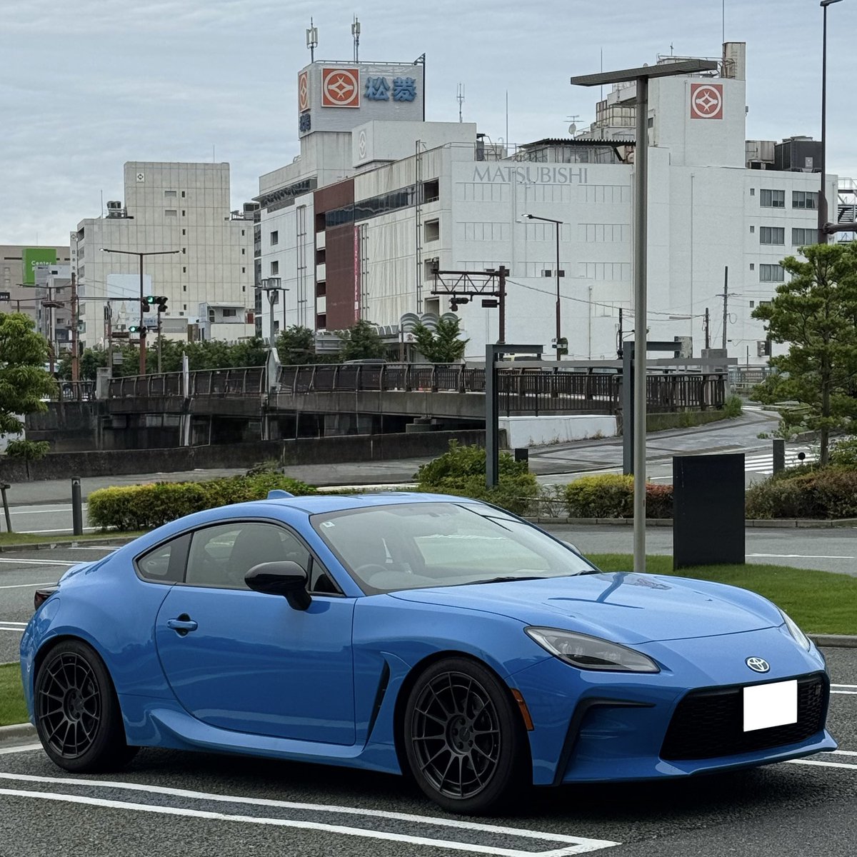 Luna_windplayer's tweet photo. 松菱がバックに入るこの風景、前から良いなと思っていたので用事ついでに一枚@百五銀行本店駐車場

（信号待ちしていた車を消しゴムマジックしてあります） https://t.co/6wS0aGhJE5