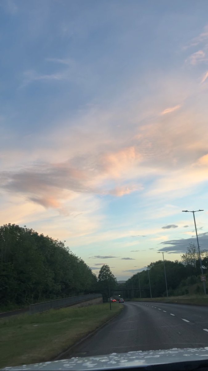 MEternalSpirit7's tweet photo. Enhanced and original from this morning 

Can you see the man wearing a hat with extended hand pointing his finger (sort of off centre to the right)

There is another being flying into his hand

Some small square pyramid open structure on left hand side https://t.co/czfDHAneDI