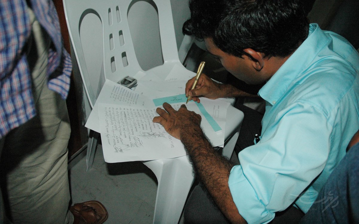 fiyesonline's tweet photo. ތާރީހުގެ ތެރެއިން މިއަދު (5 ޖޫން 2005): ރާއްޖޭގައި ސިޔާސީ ޕާޓީތައް ރަޖިސްޓްރީކޮށް ހިންގުމަށް ފުރުސަތު ދޭން ފެންނަކަމަށް، 2 ޖޫން ވީ ބުރާސްފަތި ދުވަހު ރައްޔިތުންގެ މަޖިލީހުން ފާސްކުރުމާ ގުޅިގެން، 5 ޖޫން ވީ އާދީއްތަ ދުވަހު ދިވެހިރައްޔިތުންގެ ޑިމޮކްރެޓިކް ޕާޓީ (އެމްޑީޕީ) ރަޖިސްޓްރީ ކުރަން ހޯމް މިނިސްޓްރީއަށް ހުށަހެޅި.
