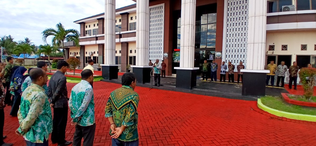 PTA_MU's tweet photo. SOFIFI - Dalam rangka menutup akhir pekan, PTA Maluku Utara melaksanakan kegiatan Apel Jumat Sore, Jumat, 5 Juni 2026.

Apel Sore ini dipimpin Sekretaris PTA Maluku Utara Ismail Difinubun, https://t.co/enkD6lnKXK, M.H bertindak sebagai Pembina Apel.

@Humas_MA 
@DitjenBadilag https://t.co/gTuU3TfCTl