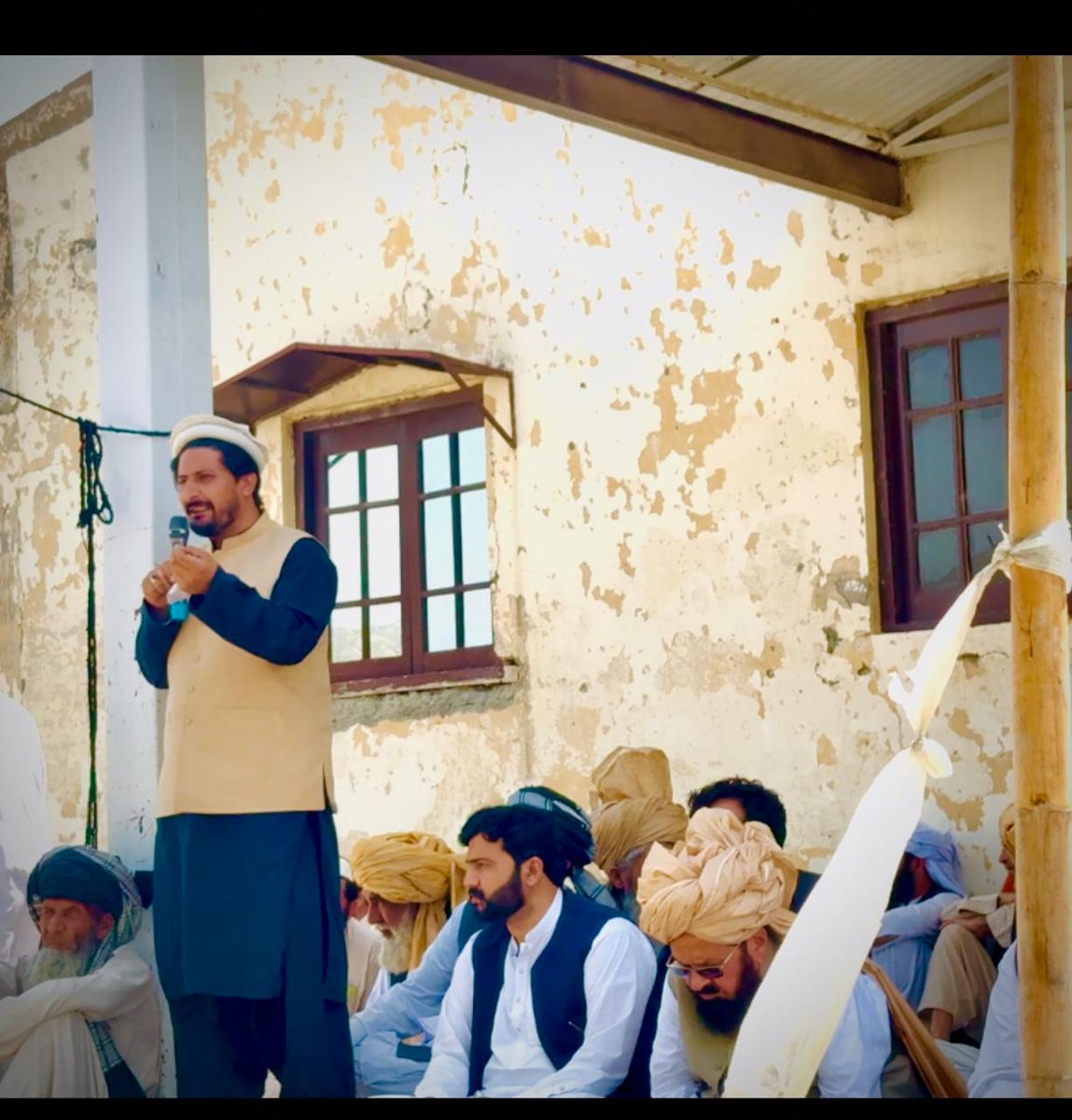 NDM_Official's tweet photo. اپر وزيرستان: نن د  اپر وزیرستان سیاسی اتحاد لۀ خـوا پۀ سـراروغه کې رابلل شـوې جــرګه کې د ملي جـهموري غـورځنګ د پښتونخوا صوبايي ترجمان ‌ګل بدین محسود او د ملي جمهوري غورځنګ اسلام آباد کلچر سیکرټري بیت الله بیت ګـډون درلودۀ او د سـراروغې چې کوم مسایل وي پۀ هغه بندې اولس سره خبرې وشوې.