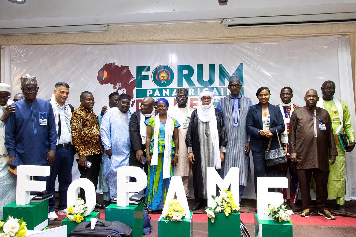 MaliMaeci's tweet photo. En marge de la première édition du Forum Panafricain des Médias, SEM Abdoulaye DIOP, Ministre des Affaires étrangères et de la Coopération internationale, accompagné de son Collègue chargé de la Communication, a tenu, le mercredi 03 juin 2026, une session d’échanges avec les médias étrangers sur la situation au Mali et les actualités sous régionales et internationales. 

Organisé par la Maison de la Presse du Mali et les Organisations professionnelles des médias, le Forum qui se tient du 03 au  06 juin 2026 à Bamako constitue un cadre stratégique important de dialogue constructif entre les professionnels des médias et les pouvoirs publics du continent en vue de contribuer à la souveraineté narrative des États africains, dans un contexte actuel de bouleversement géopolitique et de guerre informationnelle.

Abordant la situation sécuritaire au Mali, le Ministre DIOP a relevé les enjeux des récentes attaques perfides et criminelles des groupes terroristes dont l’objectif visé était clairement la décapitation du leadership de l’Exécutif malien en vue de briser l’élan de la gouvernance axée sur la souveraineté et la  reprise en main de la destinée de notre pays par nos plus hautes Autorités.

A cet égard, il a salué la réactivité remarquable et la réponse professionnelle des Forces de défense et de sécurité du Mali, en coordination d’action avec la Force unifiée de la Confédération des États du Sahel, les partenaires stratégiques ainsi que la brave population résiliente du Mali pour mettre en échec la tentative désespérée des groupes terroristes qui inscrivent leur action de déstabilisation dans des agendas hautement politiques des puissances impérialistes et des sponsors étatiques du terrorisme.

Dénonçant avec force les cabales médiatiques, la guerre informationnelle et les relais  médiatiques du terrorisme à la solde de certaines puissances néocolonialistes, le Ministre DIOP a relevé la lourde responsabilité de la presse, notamment africaine, pour promouvoir des médias professionnels, contemporains, favorisant le métier du journalisme avec rigueur, objectivité, patriotisme et dans le strict respect de l’éthique et de la déontologie en la matière.  

S’agissant de l’action diplomatique du Mali, il a rappelé le fondement de notre politique extérieure axée sur les relations de bon voisinage, la fraternité, la solidarité et la non-ingérence dans les affaires intérieures des États. Dans la même veine, il a  souligné que la diplomatie malienne, porte-étendard de la vision de la Transition et porte-voix du Mali sur l’arène internationale, est aujourd’hui tournée vers la diversification de partenariats, et ce,  dans le respect strict des principes constitutionnels qui guident l’action publique. Pour le Ministre, le Mali reste ouvert au raffermissement des liens de fraternité avec les pays voisins, d’abord par principe de solidarité, ensuite par pragmatisme géographique.

Se prêtant aux questions des journalistes,  le Ministre DIOP et son Collègue chargé de la Communication ont insisté sur : l’impérieuse nécessité de promouvoir une coopération dynamique entre les médias au regard des enjeux actuels liés à la communication ; l’accroissement des investissements en faveur des médias africains pour  générer des récits et narratifs propres aux réalités de nos pays ; le triptyque terrorisme armé, terrorisme économique et terrorisme médiatique, en cours, à des fins purement politiques ; le  renforcement de la communication de nos Gouvernements pour mieux faire face au front médiatique actuel qui constitue une véritable arme de destruction massive.

En conclusion, le Ministre DIOP a souligné non seulement les efforts importants consentis, sur ressources propres du Mali, dans le cadre de la sécurisation de son territoire, mais également les grands chantiers de développement multisectoriel, ouverts par les Autorités de la Transition en vue de prendre en charge les aspirations profondes des populations maliennes et de l'AES.