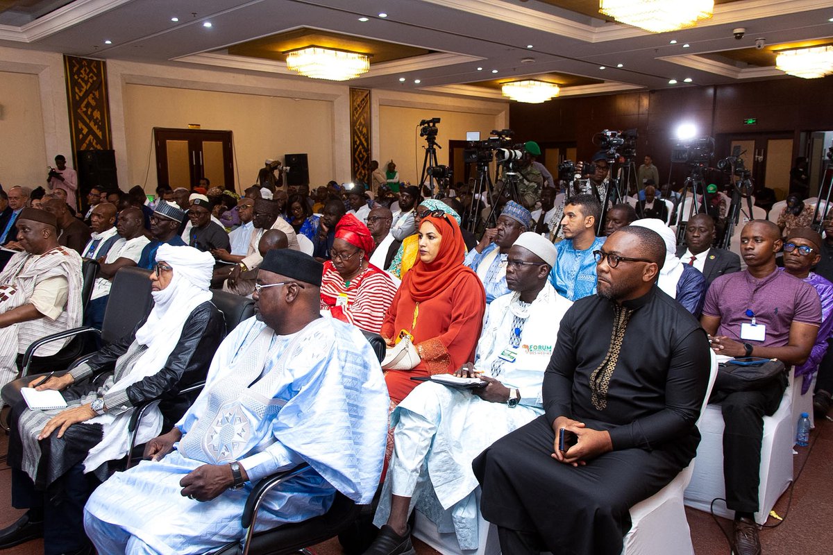 MaliMaeci's tweet photo. En marge de la première édition du Forum Panafricain des Médias, SEM Abdoulaye DIOP, Ministre des Affaires étrangères et de la Coopération internationale, accompagné de son Collègue chargé de la Communication, a tenu, le mercredi 03 juin 2026, une session d’échanges avec les médias étrangers sur la situation au Mali et les actualités sous régionales et internationales. 

Organisé par la Maison de la Presse du Mali et les Organisations professionnelles des médias, le Forum qui se tient du 03 au  06 juin 2026 à Bamako constitue un cadre stratégique important de dialogue constructif entre les professionnels des médias et les pouvoirs publics du continent en vue de contribuer à la souveraineté narrative des États africains, dans un contexte actuel de bouleversement géopolitique et de guerre informationnelle.

Abordant la situation sécuritaire au Mali, le Ministre DIOP a relevé les enjeux des récentes attaques perfides et criminelles des groupes terroristes dont l’objectif visé était clairement la décapitation du leadership de l’Exécutif malien en vue de briser l’élan de la gouvernance axée sur la souveraineté et la  reprise en main de la destinée de notre pays par nos plus hautes Autorités.

A cet égard, il a salué la réactivité remarquable et la réponse professionnelle des Forces de défense et de sécurité du Mali, en coordination d’action avec la Force unifiée de la Confédération des États du Sahel, les partenaires stratégiques ainsi que la brave population résiliente du Mali pour mettre en échec la tentative désespérée des groupes terroristes qui inscrivent leur action de déstabilisation dans des agendas hautement politiques des puissances impérialistes et des sponsors étatiques du terrorisme.

Dénonçant avec force les cabales médiatiques, la guerre informationnelle et les relais  médiatiques du terrorisme à la solde de certaines puissances néocolonialistes, le Ministre DIOP a relevé la lourde responsabilité de la presse, notamment africaine, pour promouvoir des médias professionnels, contemporains, favorisant le métier du journalisme avec rigueur, objectivité, patriotisme et dans le strict respect de l’éthique et de la déontologie en la matière.  

S’agissant de l’action diplomatique du Mali, il a rappelé le fondement de notre politique extérieure axée sur les relations de bon voisinage, la fraternité, la solidarité et la non-ingérence dans les affaires intérieures des États. Dans la même veine, il a  souligné que la diplomatie malienne, porte-étendard de la vision de la Transition et porte-voix du Mali sur l’arène internationale, est aujourd’hui tournée vers la diversification de partenariats, et ce,  dans le respect strict des principes constitutionnels qui guident l’action publique. Pour le Ministre, le Mali reste ouvert au raffermissement des liens de fraternité avec les pays voisins, d’abord par principe de solidarité, ensuite par pragmatisme géographique.

Se prêtant aux questions des journalistes,  le Ministre DIOP et son Collègue chargé de la Communication ont insisté sur : l’impérieuse nécessité de promouvoir une coopération dynamique entre les médias au regard des enjeux actuels liés à la communication ; l’accroissement des investissements en faveur des médias africains pour  générer des récits et narratifs propres aux réalités de nos pays ; le triptyque terrorisme armé, terrorisme économique et terrorisme médiatique, en cours, à des fins purement politiques ; le  renforcement de la communication de nos Gouvernements pour mieux faire face au front médiatique actuel qui constitue une véritable arme de destruction massive.

En conclusion, le Ministre DIOP a souligné non seulement les efforts importants consentis, sur ressources propres du Mali, dans le cadre de la sécurisation de son territoire, mais également les grands chantiers de développement multisectoriel, ouverts par les Autorités de la Transition en vue de prendre en charge les aspirations profondes des populations maliennes et de l'AES.