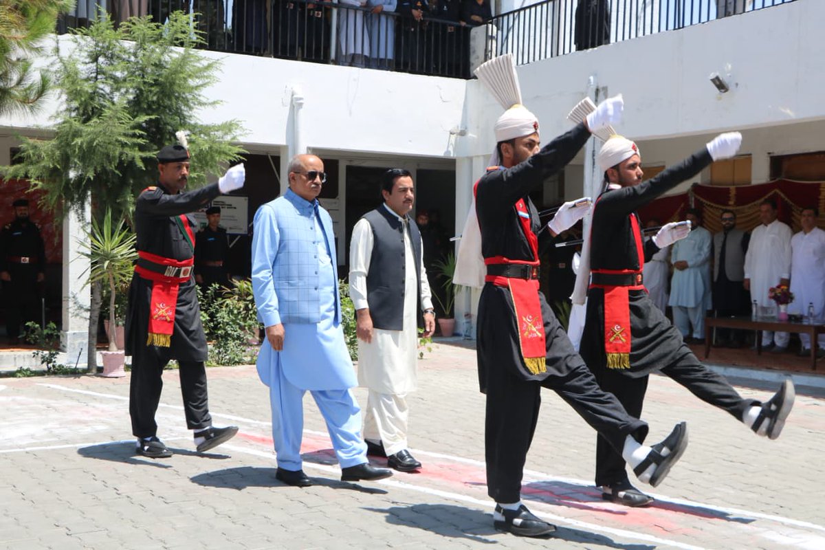 dcmalakand's tweet photo. ضلع ملاکنڈ
مورخہ: 5 جون 2026

کمشنر ملاکنڈ ڈویژن مسعود احمد نے آج ملاکنڈ لیویز کے نو تعینات سپاہیوں کی پاسنگ آؤٹ پریڈ میں بطور مہمانِ خصوصی شرکت کی۔

اس موقع پر ڈپٹی کمشنر ملاکنڈ فیاض خان شیرپاؤ، ضلعی انتظامیہ کے افسران، لیویز فورس کے اعلیٰ حکام اور دیگر معزز شخصیات بھی موجود تھے۔

پاسنگ آؤٹ پریڈ کے دوران نو تعینات لیویز سپاہیوں نے بہترین نظم و ضبط، پیشہ ورانہ مہارت اور تربیتی صلاحیتوں کا شاندار مظاہرہ کیا۔ کمشنر ملاکنڈ نے پریڈ کا معائنہ کیا اور تربیت کامیابی سے مکمل کرنے والے جوانوں کو مبارکباد پیش کی۔ انہوں نے سپاہیوں پر زور دیا کہ وہ دیانتداری، فرض شناسی، نظم و ضبط اور عوامی خدمت کے جذبے کو اپنا شعار بناتے ہوئے اپنی ذمہ داریاں احسن انداز میں سرانجام دیں۔

کمشنر ملاکنڈ نے اپنے خطاب میں کہا کہ لیویز فورس علاقے میں امن و امان کے قیام، عوام کی جان و مال کے تحفظ اور قانون کی بالادستی کے لیے نہایت اہم کردار ادا کر رہی ہے۔ انہوں نے کہا کہ جدید خطوط پر تربیت یافتہ یہ جوان فورس کی پیشہ ورانہ استعداد میں مزید اضافہ کریں گے اور عوام کو مؤثر، بروقت اور معیاری سکیورٹی خدمات کی فراہمی میں کلیدی کردار ادا کریں گے۔

انہوں نے اس عزم کا اظہار کیا کہ حکومت عوام کے جان و مال کے تحفظ اور امن و استحکام کے قیام کے لیے لیویز فورس کی استعداد کار میں مزید بہتری لانے کے لیے ہر ممکن اقدامات جاری رکھے گی۔

ڈپٹی کمشنر ملاکنڈ فیاض خان شیرپاؤ نے بھی نو تعینات سپاہیوں کو مبارکباد پیش کرتے ہوئے امید ظاہر کی کہ وہ اپنی پیشہ ورانہ تربیت، صلاحیتوں اور جذبۂ خدمت کو بروئے کار لاتے ہوئے عوام کی خدمت، امن کے فروغ اور قانون کی عملداری میں نمایاں کردار ادا کریں گے۔

آخر میں کمشنر ملاکنڈ نے بہترین کارکردگی دکھانے والے لیویز اہلکاروں کو شیلڈ پیش کی۔