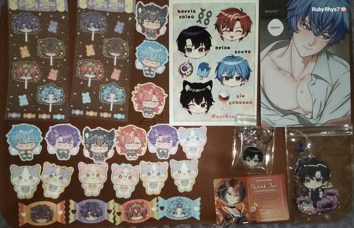 RubyRhys7's tweet photo. Haul CF 22 ku sampaiiii 🙏🏻thankyou untuk Kaka jastip @meanitip paket ku amann &amp; maacihhh kipas ganteng nya juga ikut pulang hehe😍.
Ini fanmerch dr @oniijunn, @mentaikort dan @feby_baozi  cantikk bangett 😍🙏🏻&amp; @runastellarrr standee yg cantik ini dan kata2 &amp; stiker2 untuk adekku https://t.co/n257xYwL8t