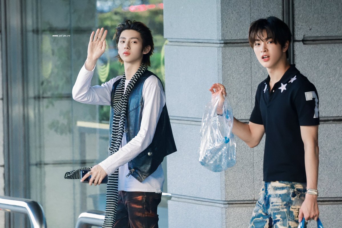 keonhoonights's tweet photo. tangan kono penuh satu bawa tasnya yg iconic itu terus satunya lagi bawa kresek isi air botolan jju cuma bawa hape doang semakin dan semakin domestic banget keonhoon 😭😭😭❤️❤️
https://t.co/uRIOYyToTv