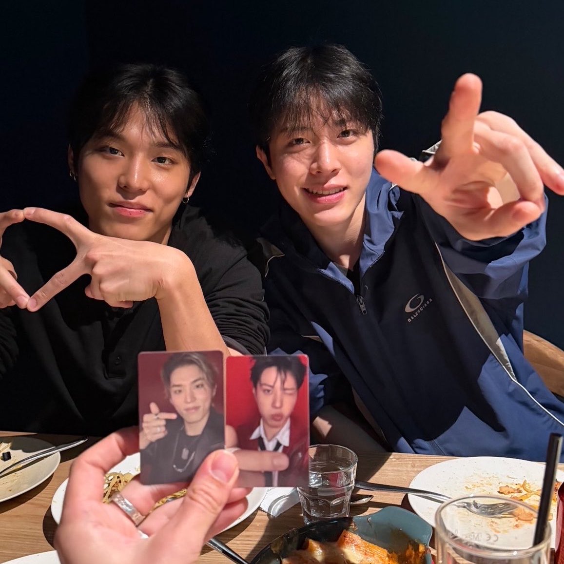 waaaaah another photo of jeongwoo and junghwan with rueeeel