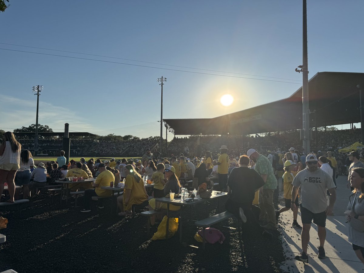 adventuresoya's tweet photo. #サバンナバナナズ の本拠地 #GRAYSONSTADIUM のホームメイド感が素敵すぎる!🍌✨
子どもから大人まで、誰もが全力で楽しめるスペクタクルな雰囲気が最高😆
#savannahbananas https://t.co/69rjAKnLYe