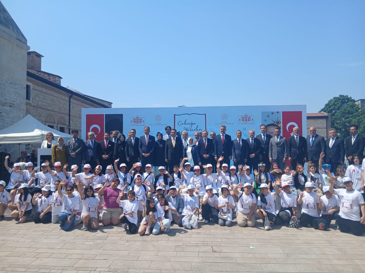 BesiktasMEM's tweet photo. Geleceğin Yazarları Projesi İl Fuarı, Bakanımız Sayın Yusuf Tekin, Bakan Yardımcımız Sayın Muhammet Bilal Macit, İl Millî Eğitim Müdürümüz Sayın Murat Mücahit Yentür ve İlçe Millî Eğitim Müdürümüz Sedat Işık’ın katılımlarıyla Rami Kütüphanesi’nde gerçekleştirildi.

Öğrencilerimizin kaleme aldıkları eserlerin sergilendiği fuarda, stantlar ziyaret edilerek proje çalışmaları hakkında bilgi alındı. 

@tcmeb @Yusuf__Tekin 
@istanbulilmem @MucahitYentur 
@sedat_iskk 
@gelecegnyzrlr34