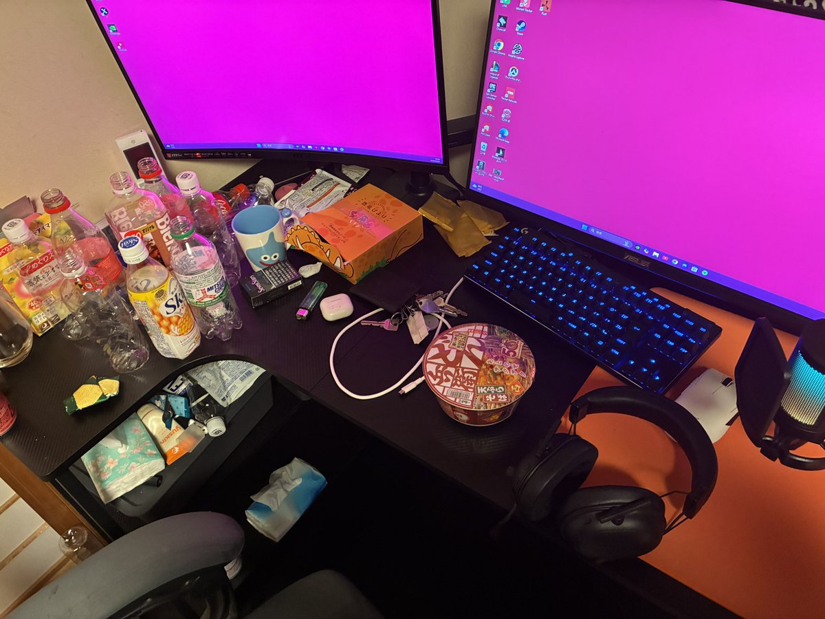 Deepgaiarc's tweet photo. 仕事忙しすぎてゲーム環境終わって来てるゴミ箱 https://t.co/4JiQ3Nsj8v
