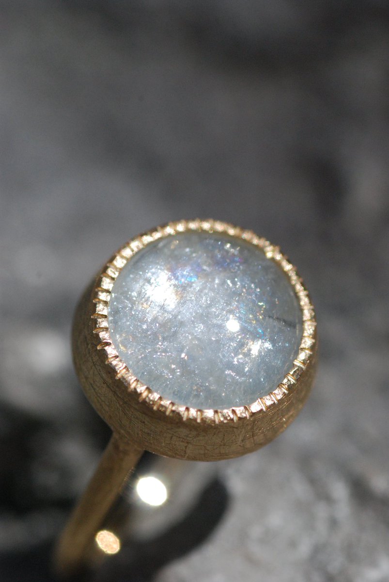 xx_moixx's tweet photo. 【bouton】 × Cinderella Aquamarine

氷のかけらを閉じ込めたような
シンデレラアクアマリン

やわらかな丸みに包まれた石の奥��、
虹色の光がひそやかに瞬く

控えめなのに目を奪われるのは、
その輝きが特別だからじゃない

見つけた人だけが知っているから。 https://t.co/sRDkT5ygCc