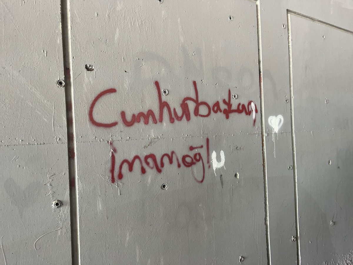 uygarable's tweet photo. 'sokaklarına sevdiğimiz insanların adlarını vermediler ama biz her duvara bilvesile onların adını yazarak yaşadık...' https://t.co/6rxD8V4dJA