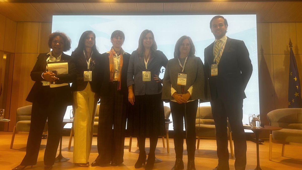 eulacfoundation's tweet photo. ¿Cómo puede una cooperación más estrecha entre la CELAC y la UE contribuir a construir sociedades más inclusivas y resilientes?

En el diálogo de alto nivel “Avanzando la asociación CELAC-UE después de la Cumbre de Santa Marta”, organizado por la Unión Europea @eu_eeas y la Presidencia Pro Tempore de la CELAC de Uruguay @CancilleriaUy, la Fundación EU-LAC coorganizó la sesión “Conectar regiones para el bienestar de nuestras sociedades”.

El debate reunió a representantes de gobiernos, organizaciones internacionales, academia, sociedad civil y sector privado para intercambiar perspectivas sobre la inclusión social, las políticas de cuidados y la reducción de las desigualdades como factores clave para la cohesión social y la prosperidad sostenible.