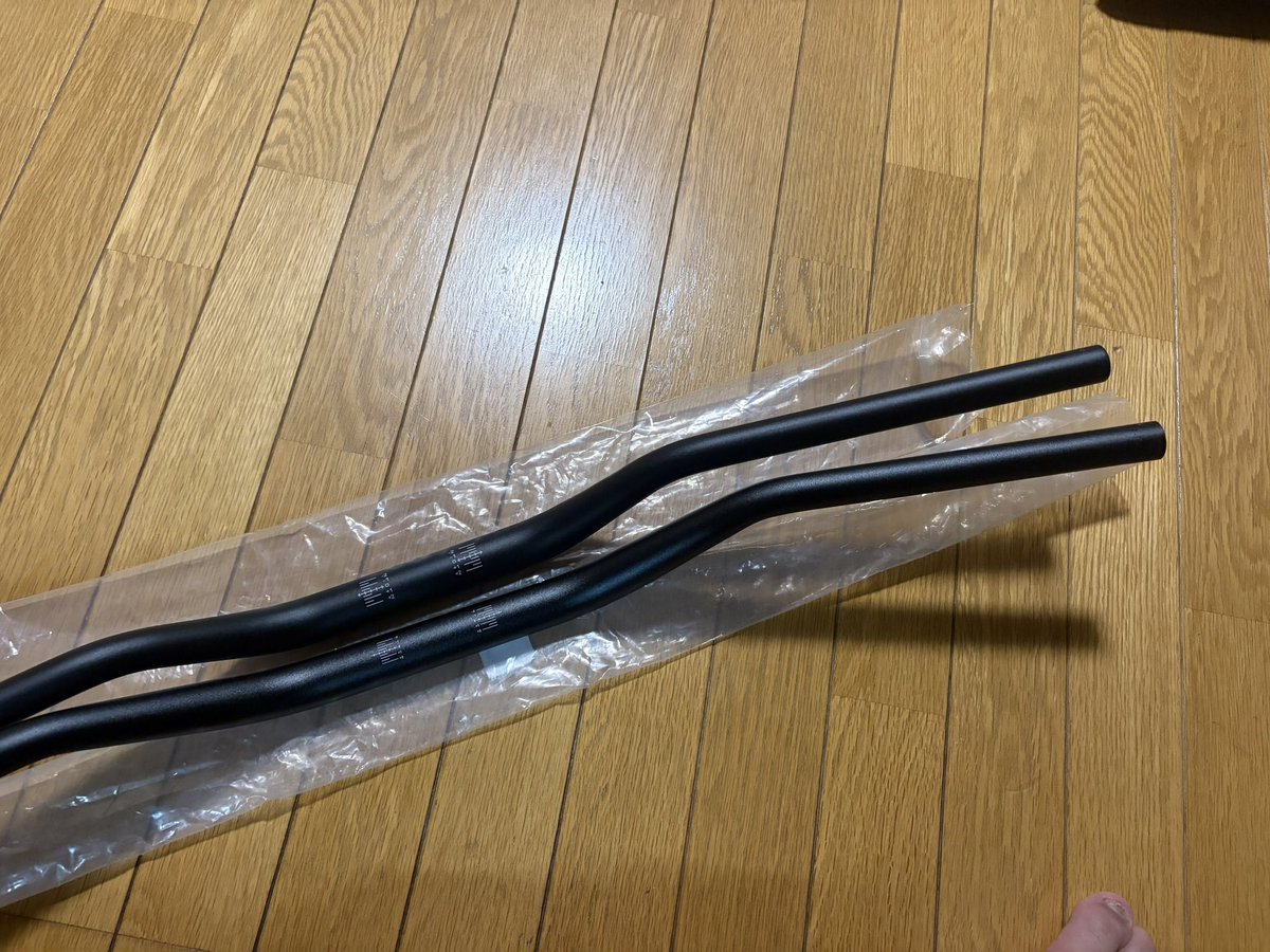 ryuhworld's tweet photo. #Rikizoh マッスル4？テーパーハンドルバー
#ぱわあくらふと から発売されているオリジナルトライアル用のハンドルにNewタイプが‼️
下がマッスル3で、上がマッスル4！？
何が変わったのか…ハンドルの長さ、そしてストレート部分が長くなりさらに使いやすくなりました😉
発売はこれからですかね！？🤔 https://t.co/GxiUYLtefX