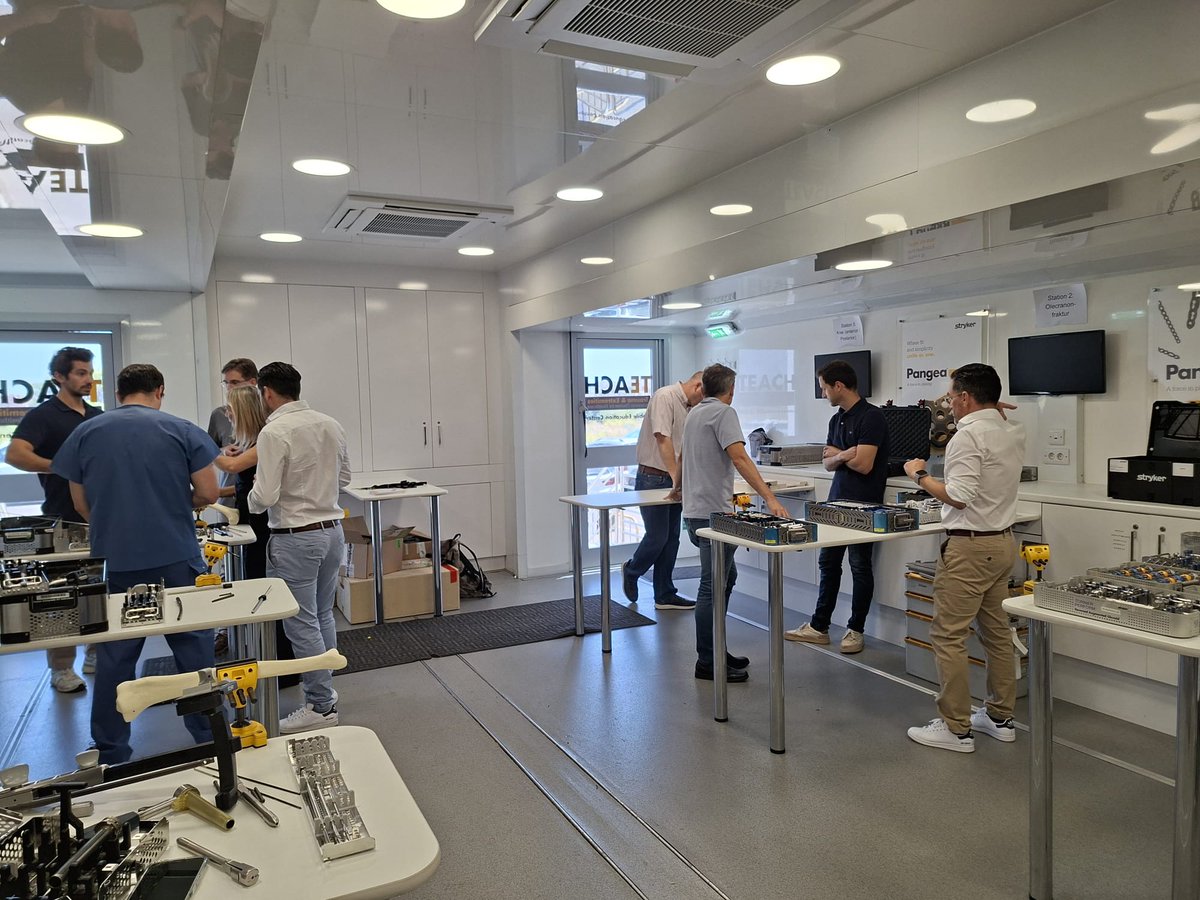 GVAsagunt's tweet photo. 🚚Así hemos disfrutado en el @GVASagunt de la formación y talleres con "Mobile Education Centre", donde hemos podido ver muestras e instrumentales del porfolio de Trauma &amp; Extremities.
#stryker #AcademicCoursesforHealthcare https://t.co/AODn5LSgaE