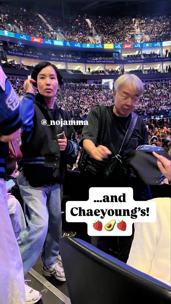 _Nojamma's tweet photo. Accidentally found myself sitting in the family zone at Twice in London D2. All lovely and super friendly! Can’t believe I gave Tzuyu’s mum a freebie, I’m not sure she understood what it was 😂

#twice #twiceinlondon #twiceconcert #thisisforlondon #twice_thisisfor_world_tour_in_london