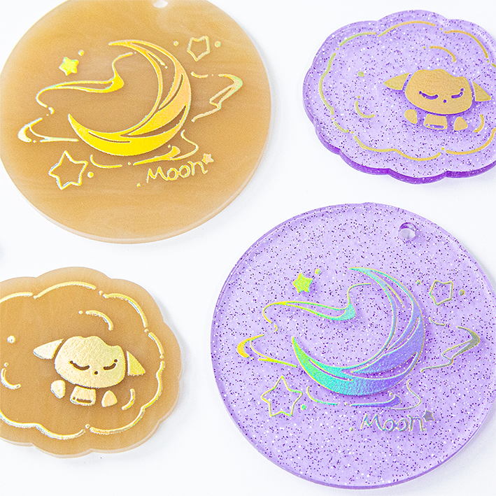 maison25_cp's tweet photo. ／
【NEW COLOR ADDED】
箔アクリルキーホルダーに新色の箔が加わりました🎉
＼

🌈 ホログラム（ゴールド） ✨

高級感あふれるゴールドの輝きに見る角度によって変化する虹色のホログラムをプラス💫
華やかさと存在感を兼ね備えた仕上がりをぜひお楽しみください🔑💛
https://t.co/9E2jHw1b4r https://t.co/ZNYCb1lpUi
