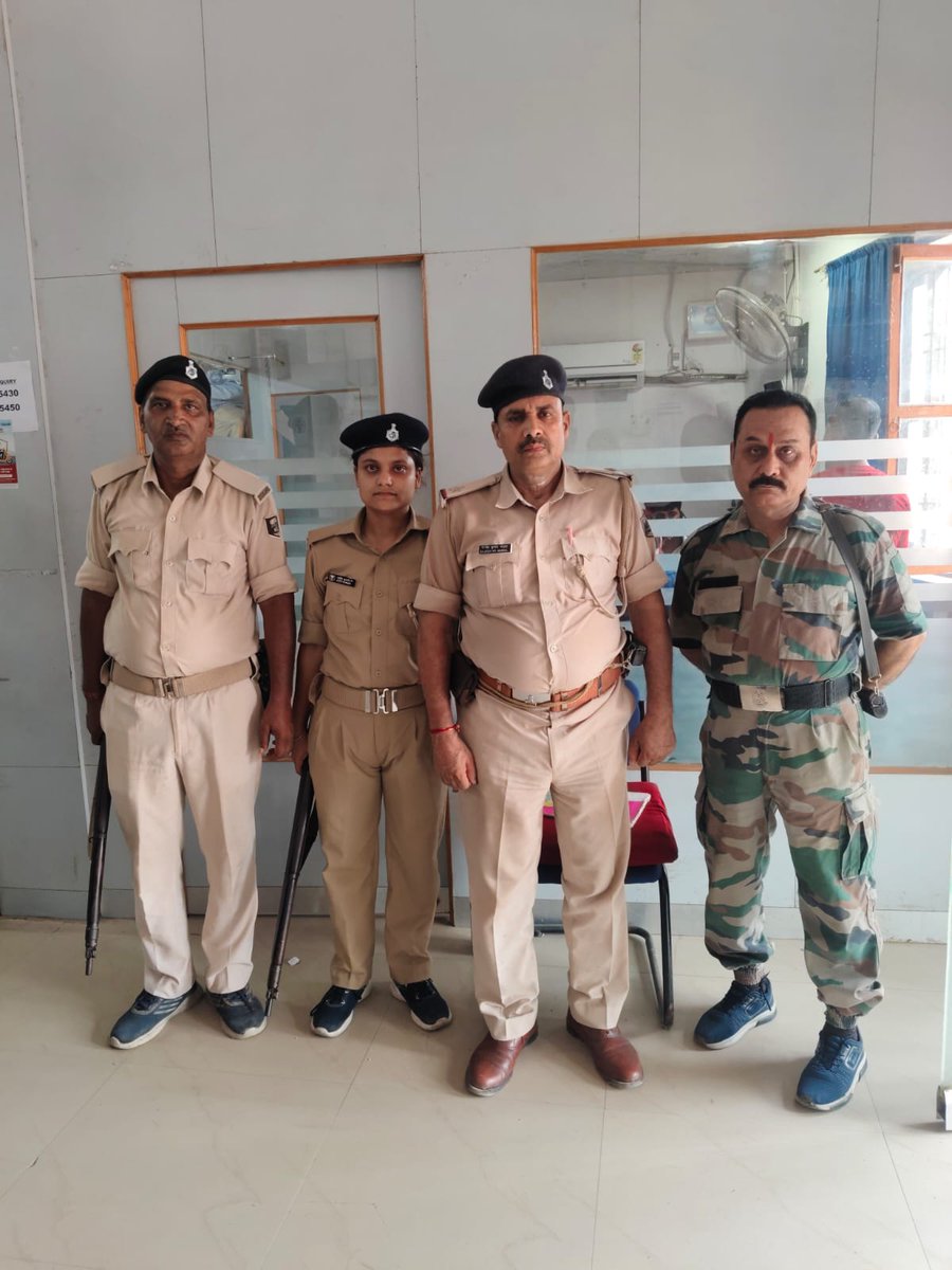 SaranPolice's tweet photo. वरीय पुलिस अधीक्षक, सारण के निर्देशन में जिला अंतर्गत सभी थाना द्वारा बैंक चेकिंग अभियान निरंतर जारी...
#SaranPolice #BiharPolice #BiharHomeDept #HaiTaiyarHum @bihar_police https://t.co/fq1XHjqRTY