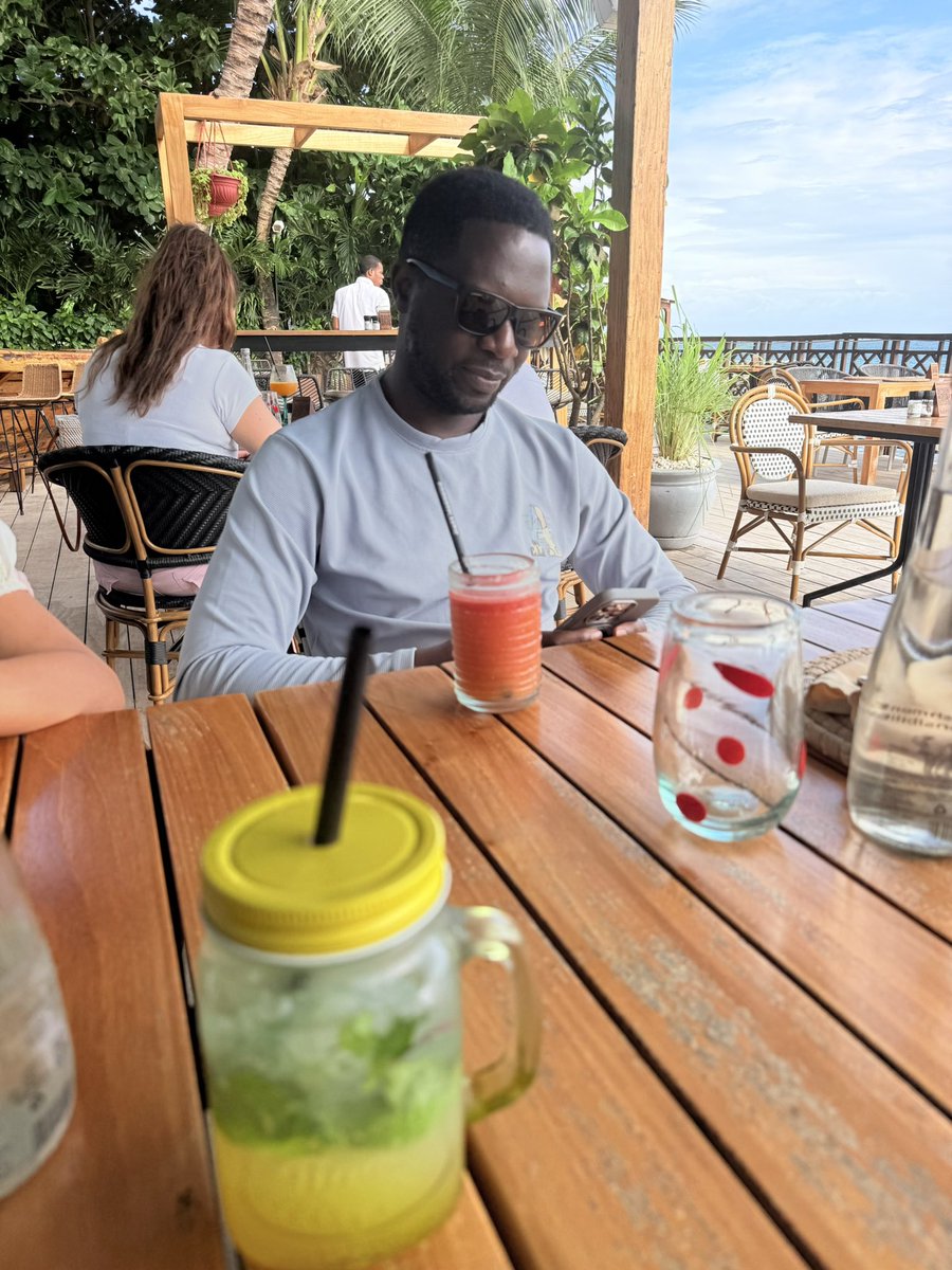 KingsonJnr's tweet photo. Miaka miwili iliyopita nilikuwa na wazo tu.

Leo nina bidhaa inayofanya kazi.

Kati ya hapo kulikuwa na:

• Mistari mingi ya code

• Features nilizodhani kila mtu angezipenda, lakini hakuna aliyekuwa anazitumia

• Bugs za ajabu zinazotokea usiku kabisa wakati umechoka

• Mara kadhaa za kutaka kuachana na kila kitu

• Mara kadhaa za kurudi kuanza upya kwa sababu sikuwa nimeridhika na nilichokuwa nimejenga

• Na mafunzo mengi kuliko nilivyowahi kufikiria

Watu wengi wanaona matokeo ya mwisho.

Hawaoni zile siku ambazo unafanya kazi peke yako na hakuna anayejua unaendelea na nini.

Hawaoni zile nyakati ambazo unaamua kufuta miezi ya kazi na kuanza tena kwa sababu unaamini bidhaa inaweza kuwa bora zaidi.

Kwa muda mrefu nilihisi bado haikuwa tayari.

Leo ninaiona tofauti.

Sioni kama ni perfect, lakini ninaiona inafaa kuanza kutatua matatizo ya watu badala ya kuendelea kusubiri.

Safari bado ni ndefu.

Lakini tunaendelea.