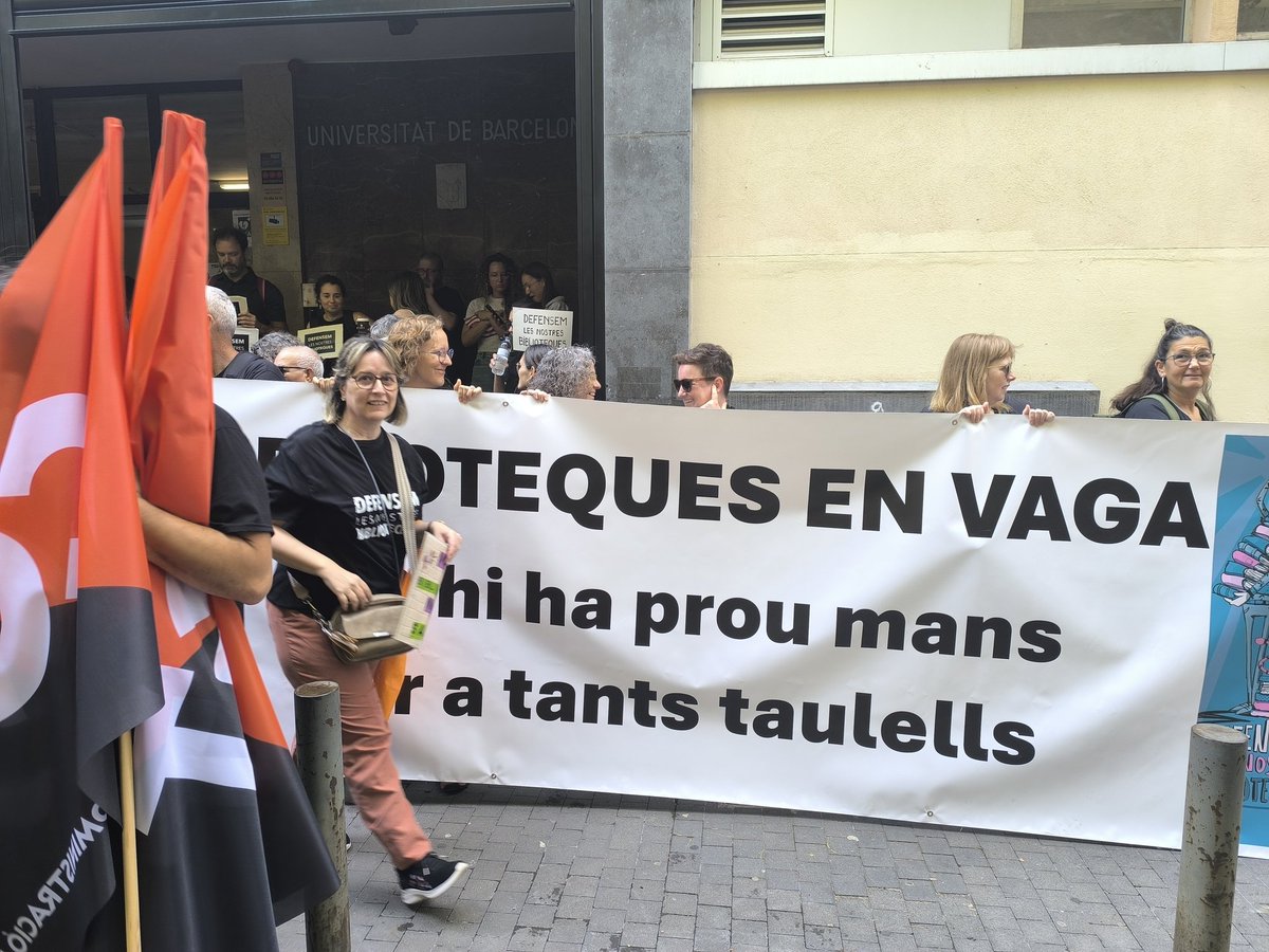 sapbcgt's tweet photo. En marxa la marea negra a Barcelona. Sector feminitzat, servei precaritzat! #VagaBiblioteques #BibliosEnLluita #DefensemBiblios https://t.co/wGVDOJxuQi