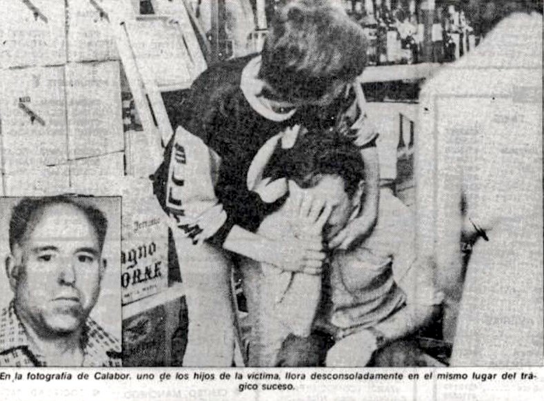 CarlosDeUrrecha's tweet photo. "Rafael en mitad de un gran charco de sangre y su hijo de 17 años de rodillas junto a él"
D. Rafael Vega Gil asesinado con 6 balazos, 4 en la cabeza, en Santurce por los cobardes de ETA

"Su viuda se suicidó 3 meses después tirándose de un sexto piso"
https://t.co/eGv0ZEnl1K https://t.co/wy2p4jW2L4
