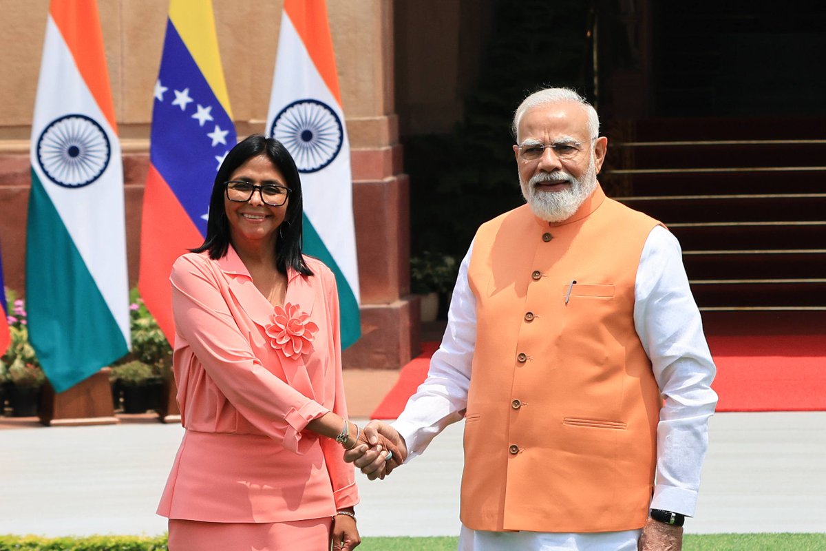 EmbaVEespana's tweet photo. Presidenta (E) Delcy Rodríguez se reúne con el Primer Ministro Narendra Modi en Hyderabad House 🇮🇳🤝🇻🇪 https://t.co/kxm9oFV1hB https://t.co/wc85VNxXMy