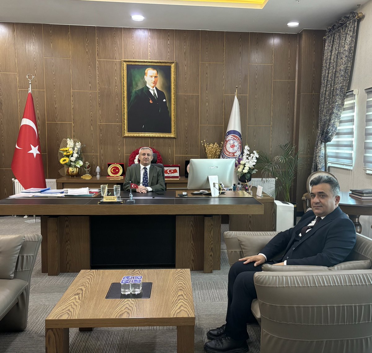 TC_Lice's tweet photo. Kaymakamımız Sayın Muhammet İKİS, ilçemizde göreve başlayan Sosyal Hizmet Merkezi Müdürü Şakir GÜLMEZ’ i makamında kabul etti.

Sayın Kaymakamımız, gerçekleştirilen ziyarette yeni görevinin hayırlı olması temennisinde bulunarak kendilerine muvaffakiyetler diledi.

@IkisMuhammet 
@dbakirvalilik
