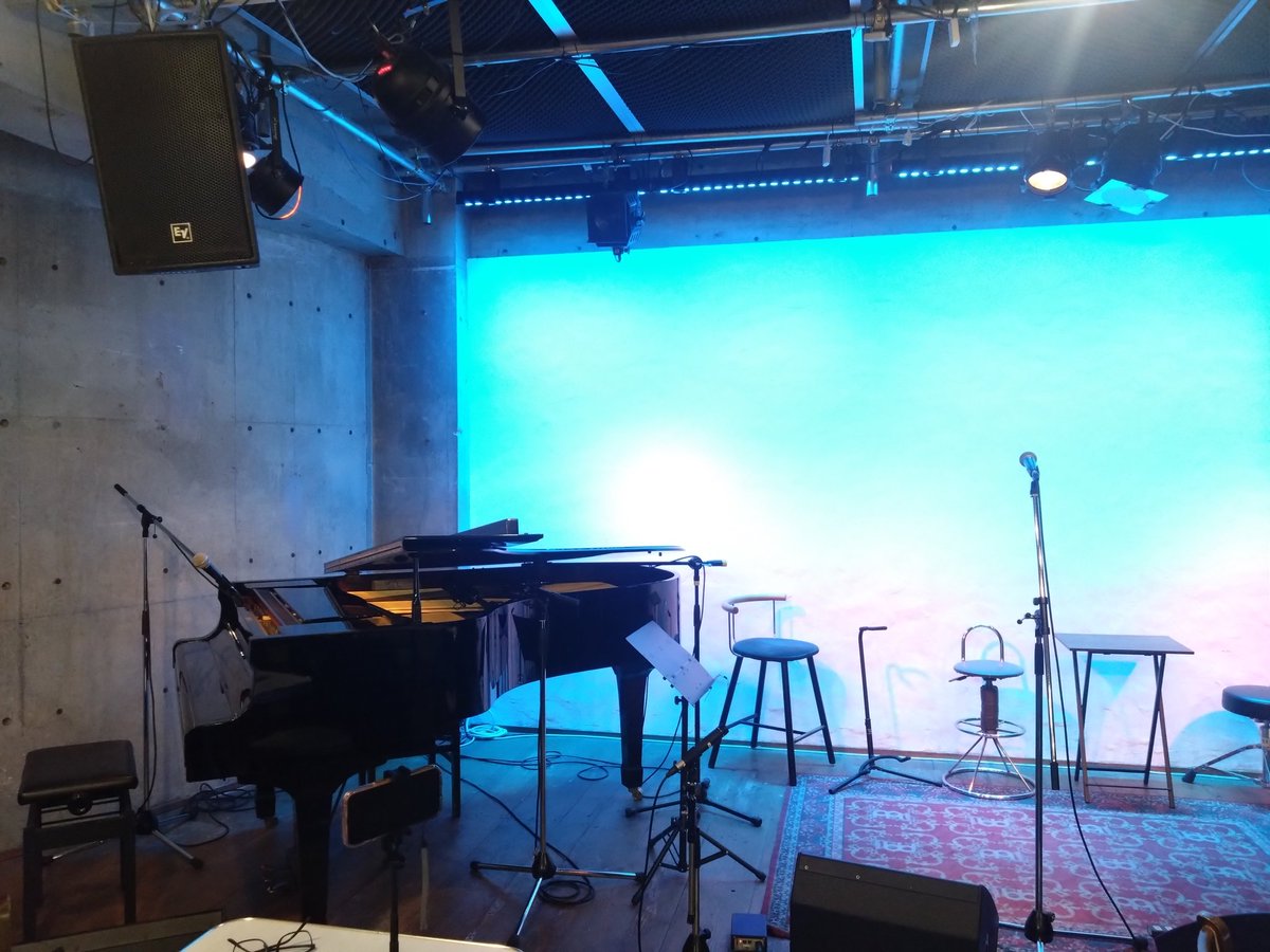 George0317's tweet photo. 小田急線沿線で仕事だったので下北沢に寄ってみました。ちょっくらピアノを弾いて（酒を飲んで）帰ります🤸

#下北沢
#音倉 
#グランドピアノ https://t.co/94MYBLXRKu