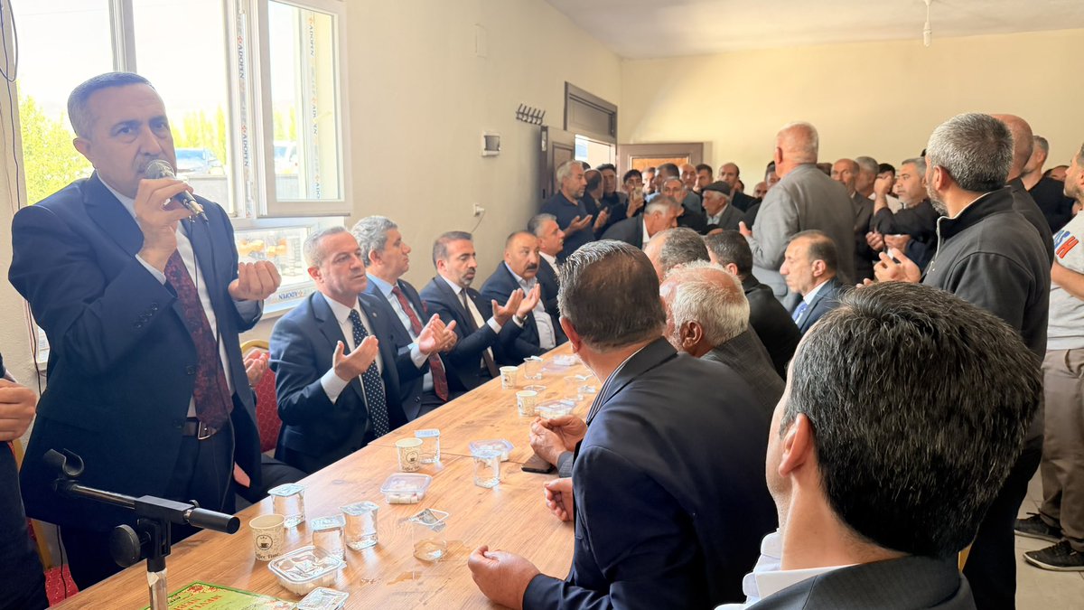 KayaZeydin's tweet photo. 📍 Van / Gürpınar / Yolaşan (Nêrkoğ) Köyü

Van-Hakkâri Karayolu Gürpınar mevkiinde meydana gelen elim trafik kazasında hayatını kaybeden kardeşimizin ailesine, yakınlarına ve sevenlerine taziye ziyaretinde bulunduk.

Yüreğimizi derinden yaralayan bu kazada evladımızın da karışmış olması, acımızı daha da artırmıştır.

Merhum kardeşimize Allah’tan rahmet, yaralı kardeşimize acil şifalar diliyor; kederli ailesine ve yakınlarına sabır ve başsağlığı temenni ediyorum.

Rabbim bir daha böyle acılar yaşatmasın.