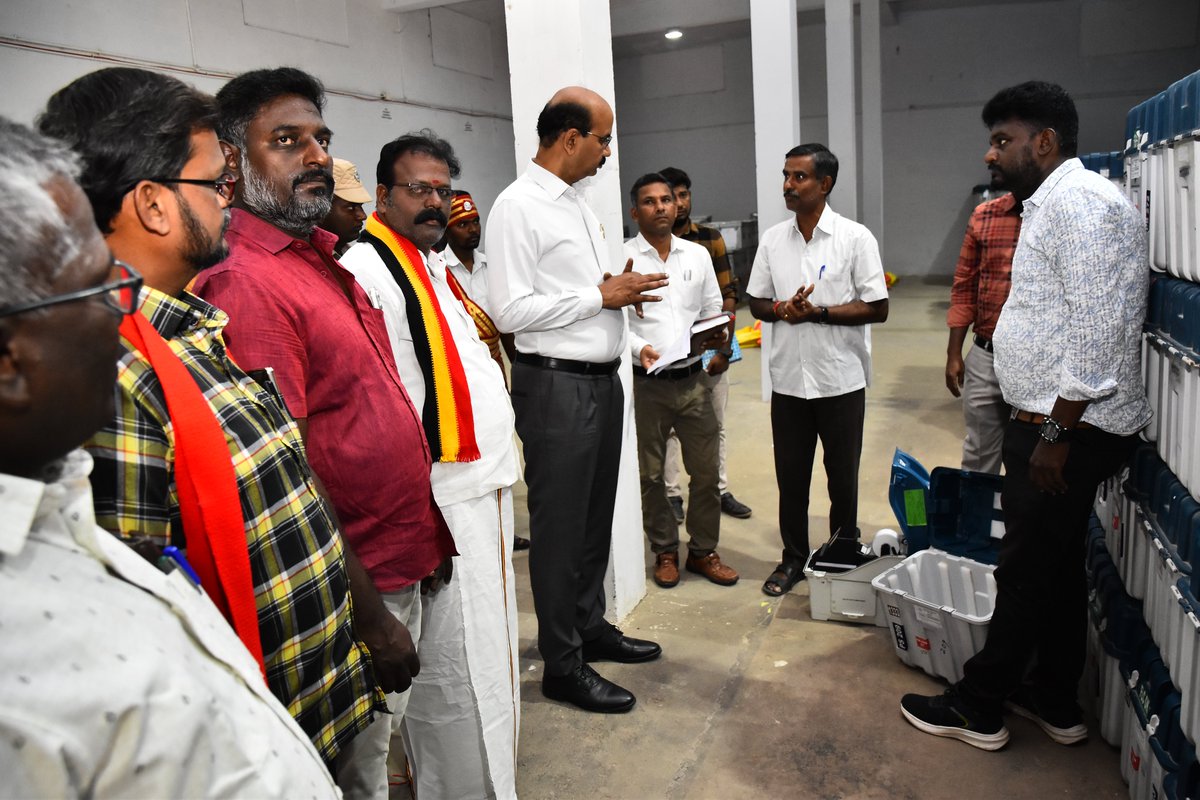DistrictColle12's tweet photo. திருப்பத்தூர் நகரில் அமைந்துள்ள மின்னணு வாக்குப்பதிவு இயந்திரங்கள் வைக்கப்பட்டுள்ள மாவட்ட இருப்பு அறை மற்றும் கண்காணிப்பு அறையினை அனைத்து அங்கீகரிக்கப்பட்ட அரசியல் கட்சியின் பிரதிநிதிகளின் முன்னிலையில் திறக்கப்பட்டு காலாண்டு தணிக்கை ஆய்வு  மேற்கொள்ளப்பட்டது.(05.06.2026) https://t.co/HMavD2STHG